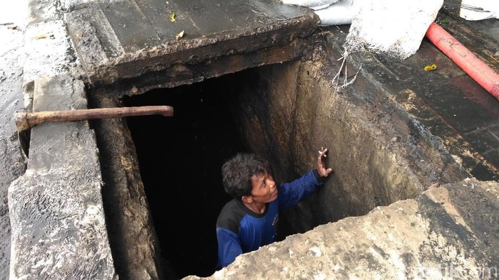 Usai Angkut Kabel, Pasukan Biru Bersihkan Lumpur di Gorong-gorong