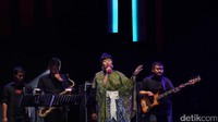 Pelantun Berawal dari Tatap itu tampil ceria dengan gaun khas Negeri Jepang. Foto: Hanif/detikHOT