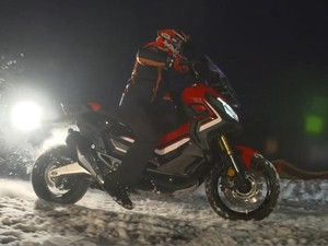 Aksi Marquez di Atas Salju Bersama Skuter Petualang Honda X-ADV