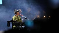 Riang nan centil kesan terlihat dalam aksi panggung Yura. Foto: Hanif Hawari