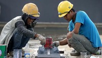 Pekerja melakukan renovasi tennis indoor Senayan, Jakarta, Sabtu (4/3/2017).