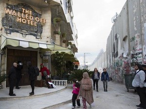 Karya Seni Banksy di Hotel Tepi Barat Palestina