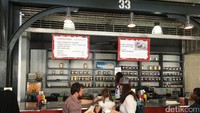 Lelah berbelanja dan mau beristirahat sejenak, Anda bisa datang ke gerai ini  untuk sekedar minum kopi sambil ngemil (Angga/detikTravel)