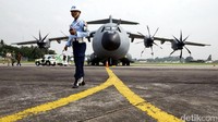 Pesawat A400M sedikitnya bisa menerjunkan 116 orang anggota pasukan terjun payung bersenjata lengkap di medan pertempuran.