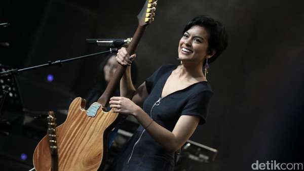 Terhanyut Penampilan Manis Eva Celia Terhanyut Penampilan Manis Eva Celia