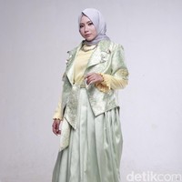 Wardrobe: Anniesa Hasibuan. Fotografer: Zaky Akbar. Makeup Artist: Vivi Thalib. Stylist: Arina Yulistara. Model: Aisyah Haerani (Juara 1 Hijab Hunt 2013)