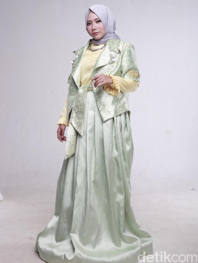 Wardrobe: Anniesa Hasibuan. Fotografer: Zaky Akbar. Makeup Artist: Vivi Thalib. Stylist: Arina Yulistara. Model: Aisyah Haerani (Juara 1 Hijab Hunt 2013)