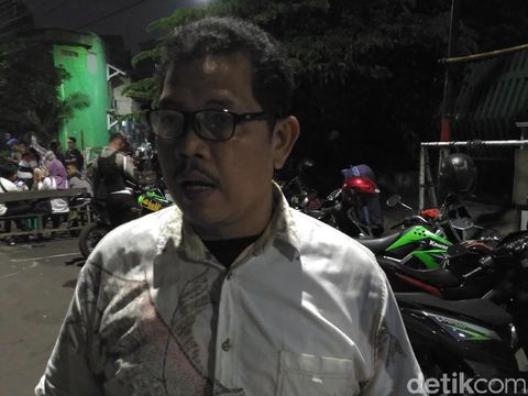 ufik Hidayat (51) Ketua RW 06, Kelurahan Pegangsaan