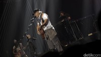 Iwan Fals saat tampil di Java Jazz Festival 2017 pada hari Minggu (5/3/2017)malam di JIExpo Kemayoran, Jakarta Utara.
