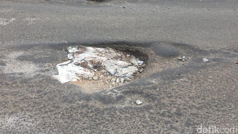 Pria India Tutup Hampir 600 Lubang Jalan Demi Anaknya yang Tewas Pria India Tutup Hampir 600 Lubang Jalan Demi Anaknya yang Tewas