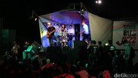 Lagu dengan lirik manis macam My Only One, I Think Im in Love, I Love You Anyway jadi penghangat malam itu. Hanif Hawari/detikHOT