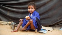 Seorang anak tengah duduk di kamp pengungsi di Mogadishu, Somalia. REUTERS/Feisal Omar.