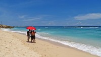 Foto: Wisatawan yang datang pun tak sedikit yang membawa keluarga. Pantai Melasti memang asyik untuk wisata ramai-ramai! (Ardan/detikTravel)