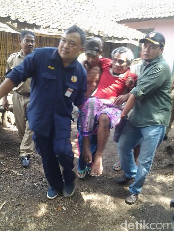 DPRD Jember Datangi Penderita Stroke yang Tinggal di Kamar Mandi