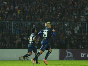 Lima Gol Cristian Gonzales Antarkan Arema ke Partai Puncak