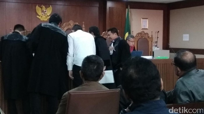 Sespri Bupati Halmahera Mengaku Tak Kenal Amran Mustary