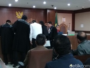 Sespri Bupati Halmahera Mengaku Tak Kenal Amran Mustary