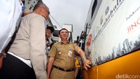 Dalam program ini Pemprov DKI Jakarta menyediakan 8 bus sekolah untuk penghuni Rusun Pesakih. Disiapkan juga satu personel polisi wanita (Polwan) dalam satu bus.
