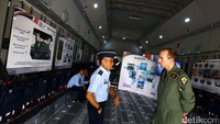 Pihak TNI AU berdiskusi dan melihat secara langsung soal kehebatan pesawat Royal Air Force A400M ini di Lanud Halim Perdanakusuma.
