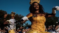 Foto: Penari dalam balutan pakaian berwarna kuning yang ngejreng. Mereka berjoget di Flamengo Park, Rio de Janeiro sebelum Karnaval Rio 2017 (Yasuyoshi Chiba/AFP)