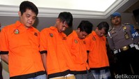 Tersangka MFL, ST, LHC (WN Taiwan), dan DR dihadirkan dalam rilis di Mapolda Metro Jaya. Mereka ditangkap di kawasan Cibubur dan Tangerang Selatan.