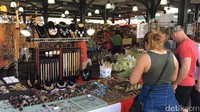 Tas buatan tangan, selendang, lukisan, sampai ke magnet kulkas juga tersedia di pasar ini (Angga/detikTravel)