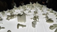 Ada juga seniman yang mengintrepretasikan tubuh manusia sebagai makhluk-makhluk berbentuk aneh. Karya seni ini dibuat dengan teknologi printing 3D (Wahyu/detikTravel)
