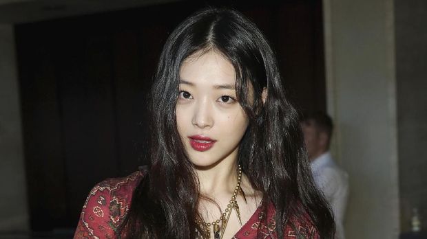 Sebelum meninggal dunia, Sulli f(x) dikenal sebagai mantan artis cilik.