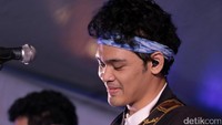 Adapula The Overtunes yang tampil ceria dengan lagu hitsnya seperti Sayap Pelindungmu.