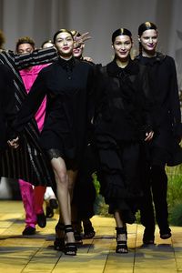 Yolanda Hadid Tak Mau Gigi dan Bella Hadid Jadi Model Sebelum 18 Tahun