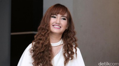 Billa Barbie Cikarang tampil Keriting, Yay or Nay?
