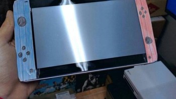 Kalau yang satu ini mungkin kekurangan modal, jadi hanya berbekal gambar untuk kontroler di samping kiri dan kanan. (Foto: internet)