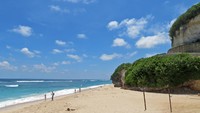 Foto: Tebing yang menyembunyikan indahnya Pantai Melasti. Pantai ini masih belum terlalu populer lho traveler (Ardan/detikTravel)