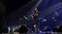Ia tampil menawan dengan dress hitam kala membuka penampilan dengan Interlude: A Strange Kind of Longing.