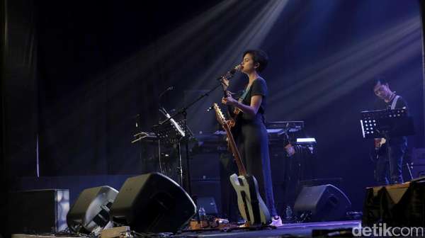 Terhanyut Penampilan Manis Eva Celia Terhanyut Penampilan Manis Eva Celia