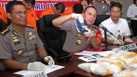  M Iriawan memperlihatkan buku tabungan yang disita dari tersangka.