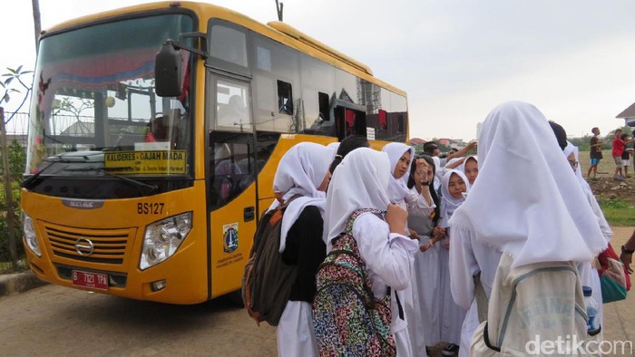 Pemprov DKI Siapkan 8 Bus Sekolah untuk Penghuni Rusun Pesakih