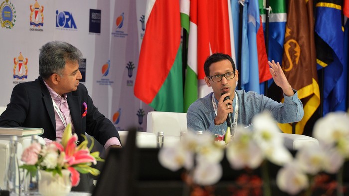 CEO Cityinfra Capytal India Shaliesh Pathak (kiri) dan CEO Gojek Nadiem Makarim (kanan) menjadi pembicara pada sesi pertama Business Summit dalam rangkaian KTT IORA ke-20 tahun 2017 di Jakarta Convention Center, Jakarta, Senin (6/3). Diskusi itu mengangkat tema 