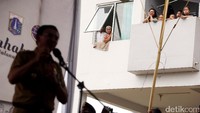 Sejumlah warga menyimak sambutan Ahok dari atas Rusun Pesakih.