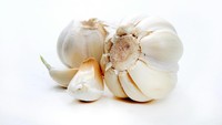 Meski akan terasa menyengat, namun bawang putih memiliki khasiat melawan flu. Mengunyah satu sebutir bawang putih setiap 3-4 jam dapat membantu hilangkan flu. Foto: Getty Images