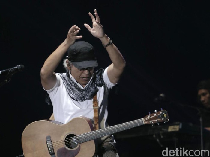Penampilan Iwan Fals di panggung Java Jazz Festival 2017.