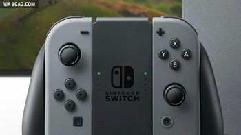 Selain bisa dimainkan secara terpisah, kontroler unik Joy-Con bisa digabungkan dengan menggunakan grip. Namun, banyak yang menilai jika rupa kontroler Joy-Con dengan Grip mirip seekor anjing. (Foto: internet)