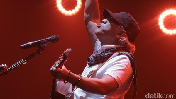 Letupan Semangat Iwan Fals Tutup Java Jazz Festival 2017