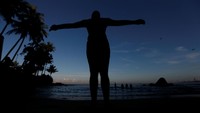 Salah seorang peserta saat melakukan pemanasan sebelum berenang.
