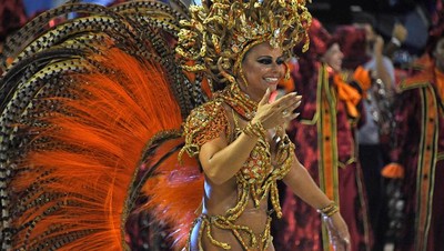 Panas! Lenggak-lenggok Penari Seksi di Karnaval Rio 2017