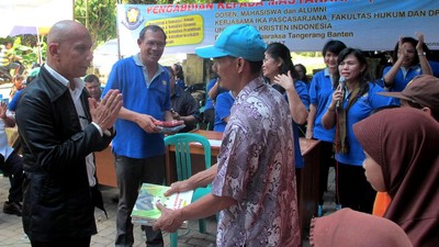 Alumni UKI Beri Sumbangan dan Penyuluhan Hukum