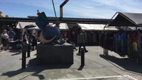 Tak sampai di situ, pasar ini memanjang hingga ke arah hilir sungai di gedung New Orleans Mint (Angga/detikTravel)