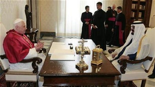 Paus Benediktus XVI bertemu dengan Raja Abdullah di Vatikan. 