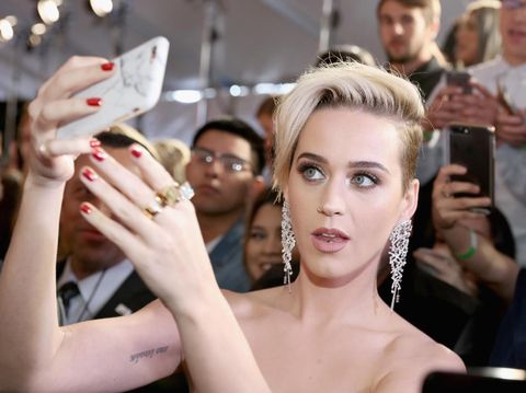 Ups, Ada Kotoran Nyangkut di Gigi Katy Perry saat Hadiri Karpet Merah