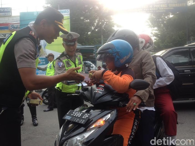 Polisi Bagikan Susu ke Siswa saat Operasi Simpatik Semeru Polisi Bagikan Susu ke Siswa saat Operasi Simpatik Semeru